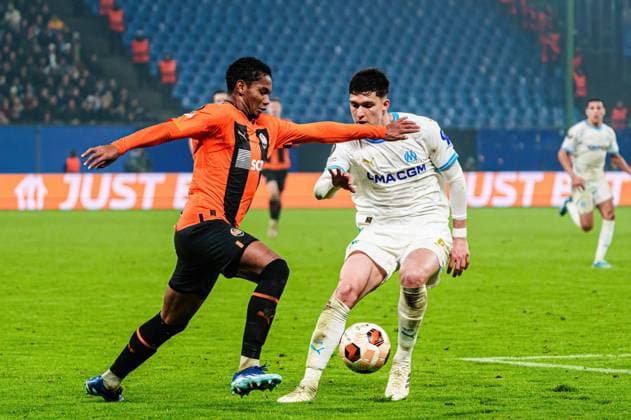 Eguinaldo (Schachtar Donezk, 07), Leonardo Balerdi (Olympique de Marseille, 05) GER, Schachtar Donezk vs. Olympique de Marseille, Fussball, Europa League, Play-offs, Saison 2023 2024, 15.02.2024 GER, Schachtar Donezk vs. Olympique de Marseille, Fussball, Europa League, Play-offs, Saison 2023 2024, 15.02.2024 Hamburg Copyright: xEibner-Pressefoto MarcelxvonxFehrnx EP_MFN