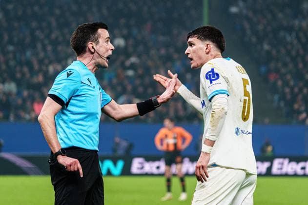 Leonardo Balerdi (Olympique de Marseille, 05) diskutiert mit Schiedsrichter Erik Lambrechts GER, Schachtar Donezk vs. Olympique de Marseille, Fussball, Europa League, Play-offs, Saison 2023 2024, 15.02.2024 GER, Schachtar Donezk vs. Olympique de Marseille, Fussball, Europa League, Play-offs, Saison 2023 2024, 15.02.2024 Hamburg Copyright: xEibner-Pressefoto MarcelxvonxFehrnx EP_MFN