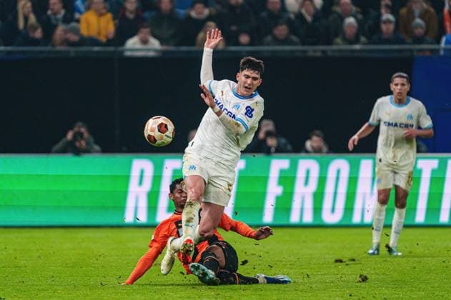 Eguinaldo (Schachtar Donezk, 07), Leonardo Balerdi (Olympique de Marseille, 05) GER, Schachtar Donezk vs. Olympique de Marseille, Fussball, Europa League, Play-offs, Saison 2023 2024, 15.02.2024 GER, Schachtar Donezk vs. Olympique de Marseille, Fussball, Europa League, Play-offs, Saison 2023 2024, 15.02.2024 Hamburg Copyright: xEibner-Pressefoto MarcelxvonxFehrnx EP_MFN