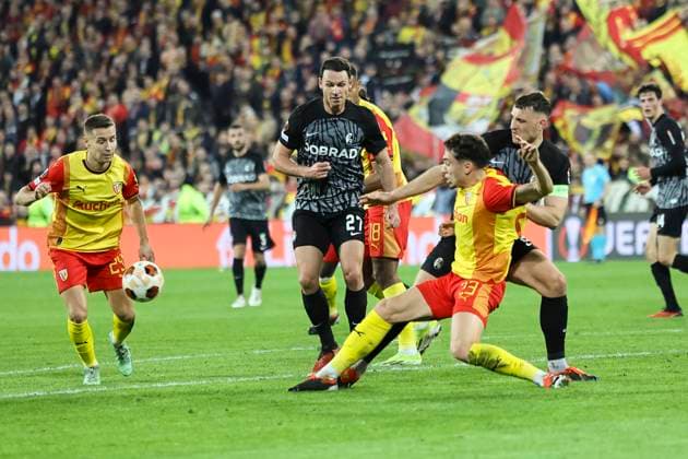 Nicolas Hoefler (SC Freiburg, 27), Neil El Aynaoui (RC Lens, 23) und Maximilian Eggestein (SC Freiburg, 08) im Kampf um den Ball , Fussball, UEFA Europa League, Play-off 1. Spiel, 2023 2024, RC Lens vs. SC Freiburg, 15.02.2024, Stade Bollaert-Delelis, Lens, Frankreich Lens Stade Bollaert-Delelis Pas-de-Calais Frankreich Copyright: xGrantxHubbsx