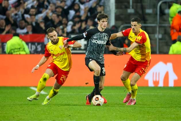 Jonathan Gradit (RC Lens, 24), Merlin Roehl (SC Freiburg, 34) und Florian Sotoca (RC Lens, 07) im Kampf um den Ball , Fussball, UEFA Europa League, Play-off 1. Spiel, 2023 2024, RC Lens vs. SC Freiburg, 15.02.2024, Stade Bollaert-Delelis, Lens, Frankreich Lens Stade Bollaert-Delelis Pas-de-Calais Frankreich Copyright: xGrantxHubbsx