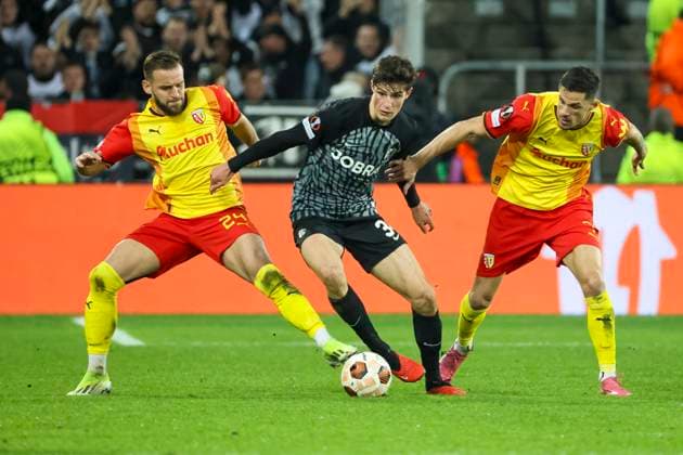 Jonathan Gradit (RC Lens, 24), Merlin Roehl (SC Freiburg, 34) und Florian Sotoca (RC Lens, 07) im Kampf um den Ball , Fussball, UEFA Europa League, Play-off 1. Spiel, 2023 2024, RC Lens vs. SC Freiburg, 15.02.2024, Stade Bollaert-Delelis, Lens, Frankreich Lens Stade Bollaert-Delelis Pas-de-Calais Frankreich Copyright: xGrantxHubbsx