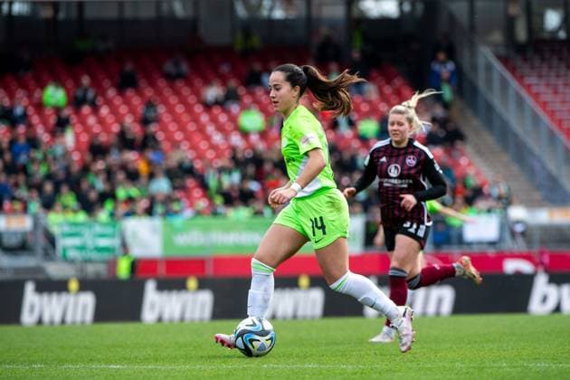 Nuria Rabano Blanco (VfL Wolfsburg, 14) am Ball, GER, FC Nuernberg vs VfL Wolfsburg, Fussball Google Pixel Frauen Bundesliga, 14. Spieltag, Saison 2023 2024, 17.02.2024 DFB regulations prohibit any use of photographs as image sequences and or quasi-video GER, FC Nuernberg vs VfL Wolfsburg, Fussball Google Pixel Frauen Bundesliga, 14. Spieltag, Saison 2023 2024, 17.02.2024 Nuernberg Copyright: xEibner-Pressefoto Memmlerx EP_MMR