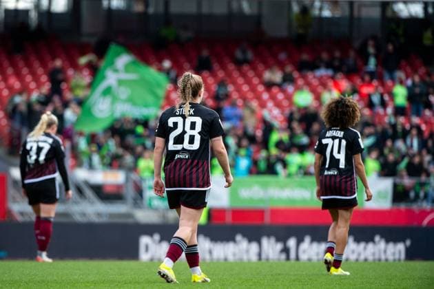 Madeleine Steck (FC Nuernberg, 28), Selma Magnusdottir (FC Nuernberg, 37), Amira Arfaoui (FC Nuernberg, 74) aergert sich, GER, FC Nuernberg vs VfL Wolfsburg, Fussball Google Pixel Frauen Bundesliga, 14. Spieltag, Saison 2023 2024, 17.02.2024 DFB regulations prohibit any use of photographs as image sequences and or quasi-video GER, FC Nuernberg vs VfL Wolfsburg, Fussball Google Pixel Frauen Bundesliga, 14. Spieltag, Saison 2023 2024, 17.02.2024 Nuernberg Copyright: xEibner-Pressefoto Memmlerx EP_MMR