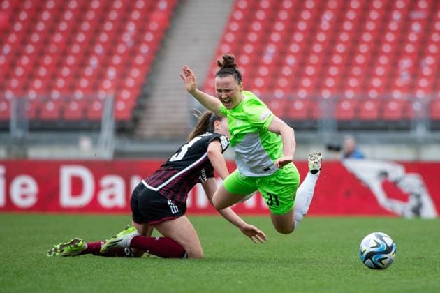 Marina Hegering (VfL Wolfsburg, 31) im Zweikampf mit Nele Bauereisen (FC Nuernberg, 23), GER, FC Nuernberg vs VfL Wolfsburg, Fussball Google Pixel Frauen Bundesliga, 14. Spieltag, Saison 2023 2024, 17.02.2024 DFB regulations prohibit any use of photographs as image sequences and or quasi-video GER, FC Nuernberg vs VfL Wolfsburg, Fussball Google Pixel Frauen Bundesliga, 14. Spieltag, Saison 2023 2024, 17.02.2024 Nuernberg Copyright: xEibner-Pressefoto Memmlerx EP_MMR