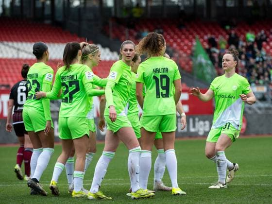 Fenna Kalma (VfL Wolfsburg, 19), Jule Brand (VfL Wolfsburg, 29), Ewa Pajor (VfL Wolfsburg, 09), Sveindis Jane Jonsdottir (VfL Wolfsburg, 23), Marina Hegering (VfL Wolfsburg, 31) und Team jubeln ueber das Tor zum 1:6 per Elfmeter, GER, FC Nuernberg vs VfL Wolfsburg, Fussball Google Pixel Frauen Bundesliga, 14. Spieltag, Saison 2023 2024, 17.02.2024 DFB regulations prohibit any use of photographs as image sequences and or quasi-video GER, FC Nuernberg vs VfL Wolfsburg, Fussball Google Pixel Frauen Bundesliga, 14. Spieltag, Saison 2023 2024, 17.02.2024 Nuernberg Copyright: xEibner-Pressefoto Memmlerx EP_MMR