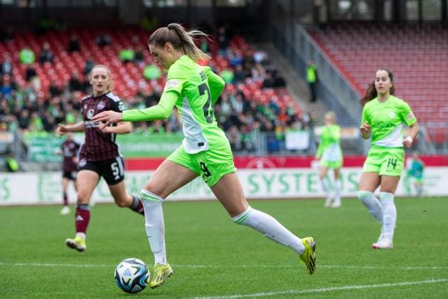 Jule Brand (VfL Wolfsburg, 29) am Ball, GER, FC Nuernberg vs VfL Wolfsburg, Fussball Google Pixel Frauen Bundesliga, 14. Spieltag, Saison 2023 2024, 17.02.2024 DFB regulations prohibit any use of photographs as image sequences and or quasi-video GER, FC Nuernberg vs VfL Wolfsburg, Fussball Google Pixel Frauen Bundesliga, 14. Spieltag, Saison 2023 2024, 17.02.2024 Nuernberg Copyright: xEibner-Pressefoto Memmlerx EP_MMR