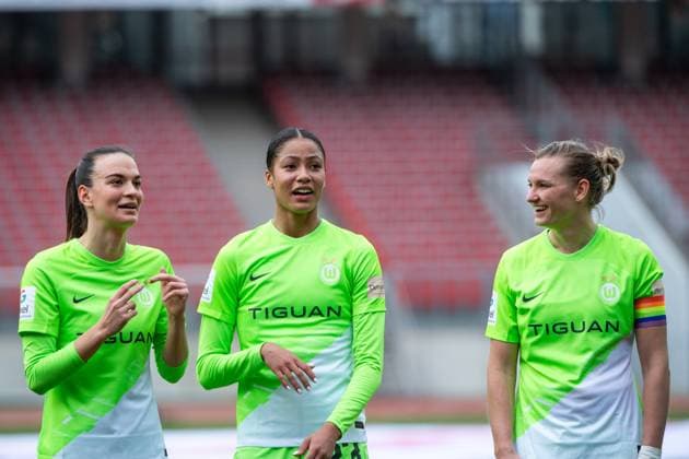 Riola Xhemaili (VfL Wolfsburg, 27), Sveindis Jane Jonsdottir (VfL Wolfsburg, 23), Alexandra Popp (VfL Wolfsburg, 11) jubelt ueber den Sieg und bedankt sich bei den Fans, GER, FC Nuernberg vs VfL Wolfsburg, Fussball Google Pixel Frauen Bundesliga, 14. Spieltag, Saison 2023 2024, 17.02.2024 DFB regulations prohibit any use of photographs as image sequences and or quasi-video GER, FC Nuernberg vs VfL Wolfsburg, Fussball Google Pixel Frauen Bundesliga, 14. Spieltag, Saison 2023 2024, 17.02.2024 Nuernberg Copyright: xEibner-Pressefoto Memmlerx EP_MMR
