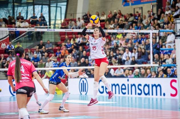 Raquel Lazaro (SC Potsdam, 15) - Ballannahme Allianz MTV Stuttgart - SC Potsdam, Volleyball Bundesliga, Frauen, VBL, Saison 2023 24, 17.02.2024, Stuttgart (SCHARRena), DEU Allianz MTV Stuttgart - SC Potsdam, Sport, Volleyball Bundesliga, Frauen, VBL, Saison 2023 24, 17.02.2024, Stuttgart (SCHARRena), DEU Stuttgart Copyright: xSandyxDinkelackerx EP_SDR