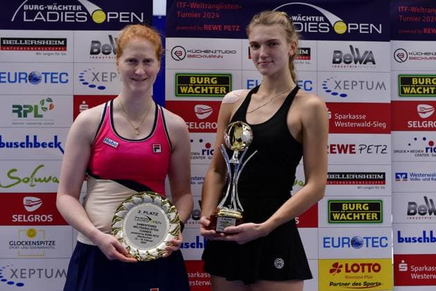 Siegerehrung links: Alison Van Uytvanck (BEL), rechts Siegerin Julia Avdeeva (RUS Burgwaechter Ladies Open 2024, Damentennis, ITF Weltranglistenturnier, Finale, Einzel, Alison Van Uytvanck (BEL) vs. Julia Avdeeva (RUS), 18.02.2024 Burgwaechter Ladies Open 2024, Damentennis, ITF Weltranglistenturnier, 12.-18.02.2024 Altenkirchen Copyright: xAugstx xEibner-Pressefotox EP_jat