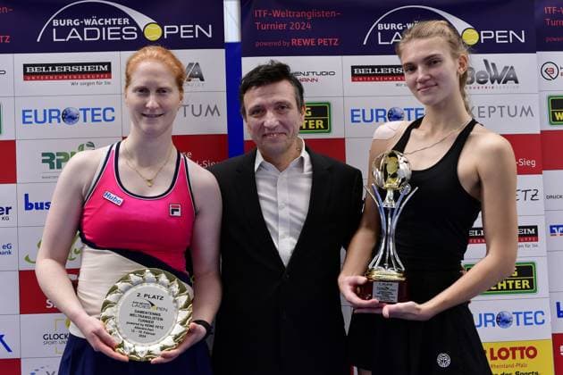 Zweitplatzierte Alison Van Uytvanck (BEL), Turnierdirektor Razvan Mihai (GER), Siegerin Julia Avdeeva (RUS) Burgwaechter Ladies Open 2024, Damentennis, ITF Weltranglistenturnier, Finale, Einzel, Alison Van Uytvanck (BEL) vs. Julia Avdeeva (RUS), 18.02.2024 Burgwaechter Ladies Open 2024, Damentennis, ITF Weltranglistenturnier, 12.-18.02.2024 Altenkirchen Copyright: xAugstx xEibner-Pressefotox EP_jat