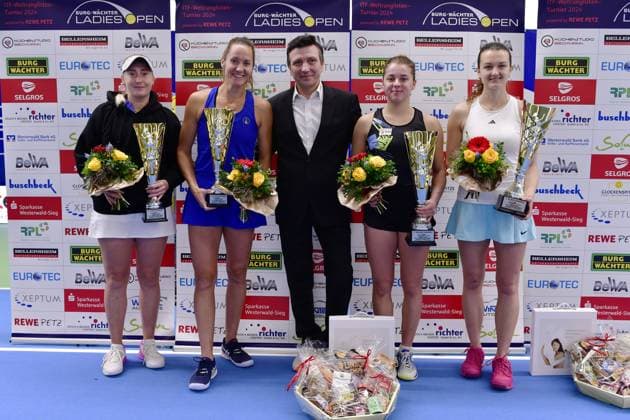 Sport Bilder des Tages Die Finalistinnen der Burg-Waechter Ladies Open 2024, von links: Julia Lohoff (GER), Conny Perrin (CHF), Maja Chwalinska (POL), Jesika Maleckova (CZE) mit ihren Trophaen und Turnierdirektor Razvan Mihai (GER) Burgwaechter Ladies Open 2024, Damentennis, ITF Weltranglistenturnier, Finale Doppel, Julia Lohoff (GER) Conny Perrin (CHF) vs. Maja Chwalinska (POL) Jesika Maleckova )CZE), 18.02.2024 Burgwaechter Ladies Open 2024, Damentennis, ITF Weltranglistenturnier, 12.-18.02.2024 Altenkirchen Copyright: xAugstx xEibner-Pressefotox EP_jat