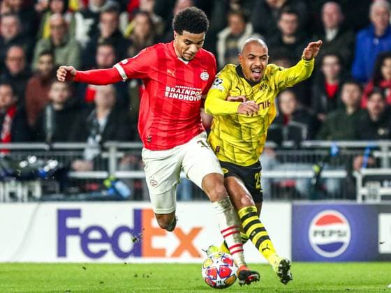Donyell Malen (Borussia Dortmund BVB, 21) im Zweikampf gegen Malik Tillman (PSV Eindhoven, 10), NLD, PSV Eindhoven vs. Borussia Dortmund BVB, UEFA Champions League 2023 24 - Achtefinale, Hinspiel, 20.02.2024, NLD, PSV Eindhoven vs. Borussia Dortmund BVB, UEFA Champions League 2023 24 - Achtefinale, Hinspiel, 20.02.2024, Foto: Eibner-Pressefoto Gabriel Boia EIndhoven Copyright: xEibner-Pressefoto GabrielxBoiax EP_EER