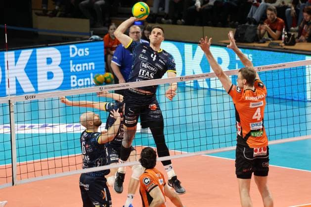 DEU, CEV Champions League Volley 2024, BR Volleys vs. Itas Trentino , 21.02.2024, Max-Schmeling-Halle, Berlin, DEU, CEV Champions League Volley 2024, BR Volleys vs. Itas Trentino , im Bild Timo Tammemaa (BR Volleys 4), Jan Kozamernik (Trentino 4), Riccardo Sbertoli (Trentino 6) Foto: Juergen Engler nordphoto GmbH