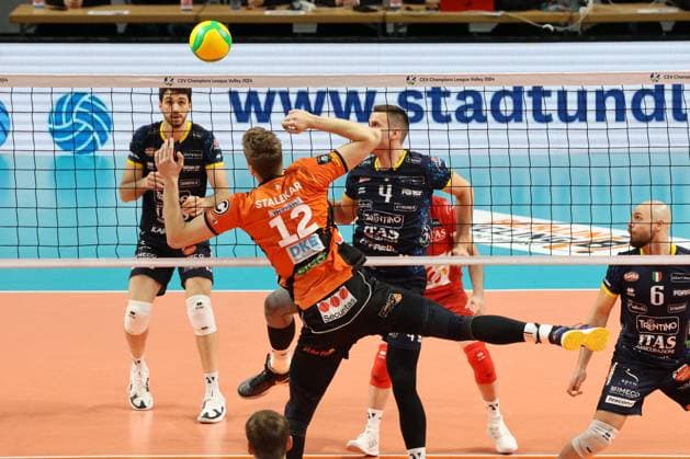 DEU, CEV Champions League Volley 2024, BR Volleys vs. Itas Trentino , 21.02.2024, Max-Schmeling-Halle, Berlin, DEU, CEV Champions League Volley 2024, BR Volleys vs. Itas Trentino , im Bild Saso Stalekar (BR Volleys 12), Jan Kozamernik (Trentino 4) Foto: Juergen Engler nordphoto GmbH