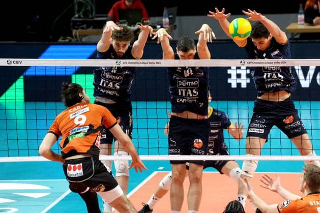 DEU, CEV Champions League Volley 2024, BR Volleys vs. Itas Trentino , 21.02.2024, Max-Schmeling-Halle, Berlin, DEU, CEV Champions League Volley 2024, BR Volleys vs. Itas Trentino , im Bild Timothee Carle (BR Volleys 9), Kamil Rychlicki (Trentino 11), Marko Podrascanin (Trentino 18), Alessandro Michieletto (Trentino 5) Foto: Juergen Engler nordphoto GmbH