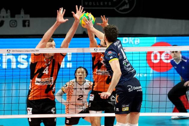 DEU, CEV Champions League Volley 2024, BR Volleys vs. Itas Trentino , 21.02.2024, Max-Schmeling-Halle, Berlin, DEU, CEV Champions League Volley 2024, BR Volleys vs. Itas Trentino , im Bild Timo Tammemaa (BR Volleys 4), Timothee Carle (BR Volleys 9), Kamil Rychlicki (Trentino 11) Foto: Juergen Engler nordphoto GmbH