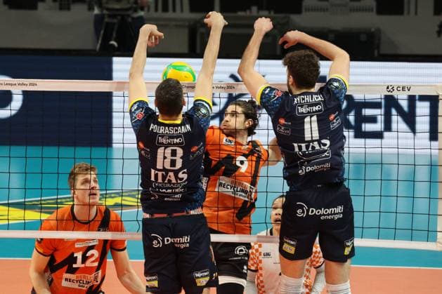 DEU, CEV Champions League Volley 2024, BR Volleys vs. Itas Trentino , 21.02.2024, Max-Schmeling-Halle, Berlin, DEU, CEV Champions League Volley 2024, BR Volleys vs. Itas Trentino , im Bild Timothee Carle (BR Volleys 9), Marko Podrascanin (Trentino 18), Kamil Rychlicki (Trentino 11) Foto: Juergen Engler nordphoto GmbH