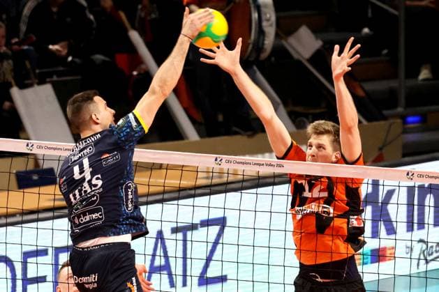 DEU, CEV Champions League Volley 2024, BR Volleys vs. Itas Trentino , 21.02.2024, Max-Schmeling-Halle, Berlin, DEU, CEV Champions League Volley 2024, BR Volleys vs. Itas Trentino , im Bild Saso Stalekar (BR Volleys 12), Jan Kozamernik (Trentino 4) Foto: Juergen Engler nordphoto GmbH