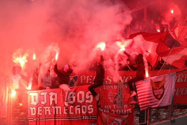 Toulouse - Stadium de Toulouse, 22.02.2024 UEFA Europa League Play-off Toulouse FC - S.L.Benfica v.l., S.L.Benfica Fans,Stimmung, Schals, Trikots, Emotionen, Pyrotechnik, Pyro, Rauch, Feuer, Randale, Bengalos, Rauchbomben, pirotecnica, fumo, fuoco, Wunderkerzen Copyright: JoaquimxFerreira