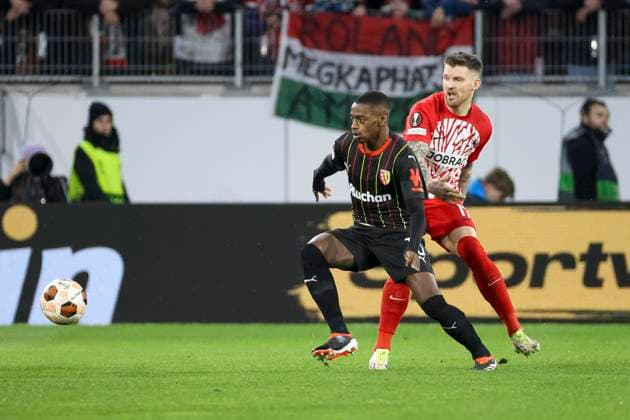 David Pereira da Costa (RC Lens, 10) und Lukas Kuebler (SC Freiburg, 17) im Laufduell , Fussball, UEFA Europa League, Play-off 2. Spiel, 2023 2024, SC Freiburg vs. RC Lens, 22.02.2024, Europa-Park Stadion , Freiburg im Breisgau, Deutschland Freiburg im Breisgau Europa-Park Stadion Baden-Wuerttemberg Deutschland Copyright: xGrantxHubbsx