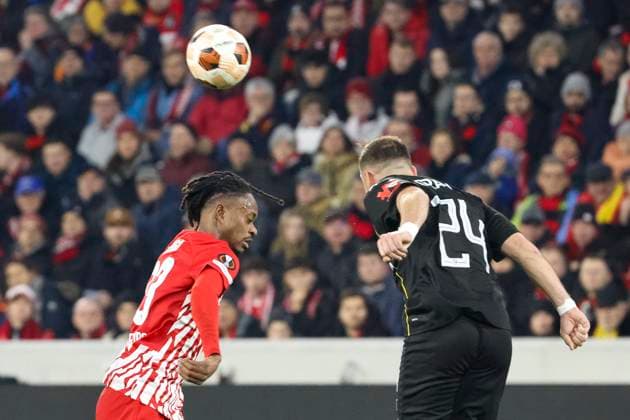 Jordy Makengo (SC Freiburg, 33) und Jonathan Gradit (RC Lens, 24) beim Kopfballduell , Fussball, UEFA Europa League, Play-off 2. Spiel, 2023 2024, SC Freiburg vs. RC Lens, 22.02.2024, Europa-Park Stadion , Freiburg im Breisgau, Deutschland Freiburg im Breisgau Europa-Park Stadion Baden-Wuerttemberg Deutschland Copyright: xGrantxHubbsx