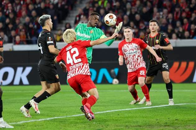 Brice Samba (RC Lens, 30) hat den Ball vor Ritsu Doan (SC Freiburg, 42) , Fussball, UEFA Europa League, Play-off 2. Spiel, 2023 2024, SC Freiburg vs. RC Lens, 22.02.2024, Europa-Park Stadion , Freiburg im Breisgau, Deutschland Freiburg im Breisgau Europa-Park Stadion Baden-Wuerttemberg Deutschland Copyright: xGrantxHubbsx
