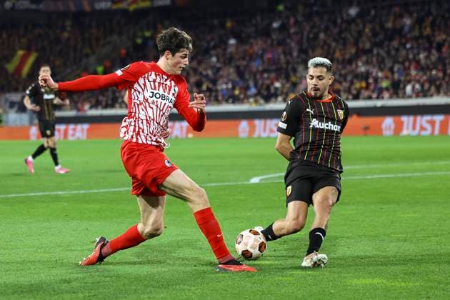 Merlin Roehl (SC Freiburg, 34) und Facundo Medina (RC Lens, 14) im Zweikampf , Fussball, UEFA Europa League, Play-off 2. Spiel, 2023 2024, SC Freiburg vs. RC Lens, 22.02.2024, Europa-Park Stadion , Freiburg im Breisgau, Deutschland Freiburg im Breisgau Europa-Park Stadion Baden-Wuerttemberg Deutschland Copyright: xGrantxHubbsx