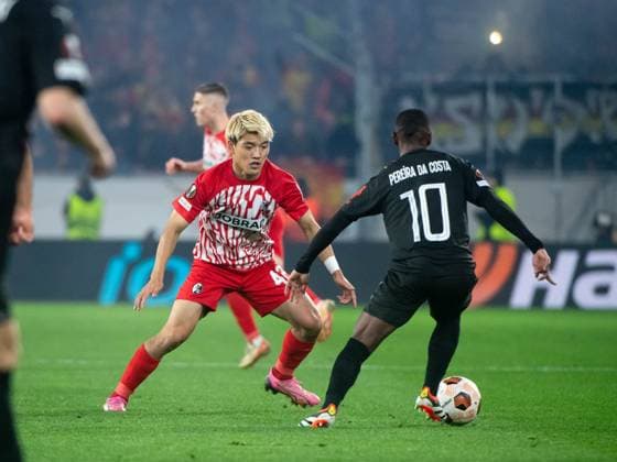 Ritsu Doan (SC Freiburg, 42) im Zweikampf mit David Pereira da Costa (RC Lens, 10), GER, SC Freiburg vs RC Lens, Fussball UEFA Europa League, Playoff Zwischenrunde Rueckspiel, Saison 2023 2024, 22.02.2024 GER, SC Freiburg vs RC Lens, Fussball UEFA Europa League, Playoff Zwischenrunde Rueckspiel, Saison 2023 2024, 22.02.2024 Freiburg Copyright: xEibner-Pressefoto Memmlerx EP_MMR