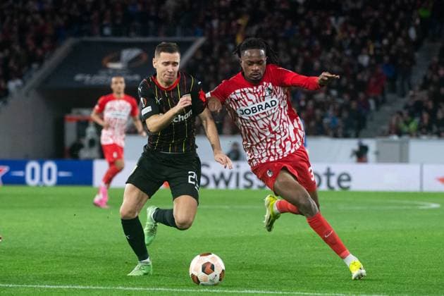 Jordy Makengo (SC Freiburg, 33) im Zweikampf mit Przemyslaw Frankowski (RC Lens, 29), GER, SC Freiburg vs RC Lens, Fussball UEFA Europa League, Playoff Zwischenrunde Rueckspiel, Saison 2023 2024, 22.02.2024 GER, SC Freiburg vs RC Lens, Fussball UEFA Europa League, Playoff Zwischenrunde Rueckspiel, Saison 2023 2024, 22.02.2024 Freiburg Copyright: xEibner-Pressefoto Memmlerx EP_MMR