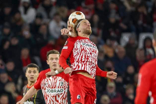 Jonathan Gradit (RC Lens, 24) und Lucas Hoeler (SC Freiburg, 09) beim Kopfballduell , Fussball, UEFA Europa League, Play-off 2. Spiel, 2023 2024, SC Freiburg vs. RC Lens, 22.02.2024, Europa-Park Stadion , Freiburg im Breisgau, Deutschland Freiburg im Breisgau Europa-Park Stadion Baden-Wuerttemberg Deutschland Copyright: xGrantxHubbsx