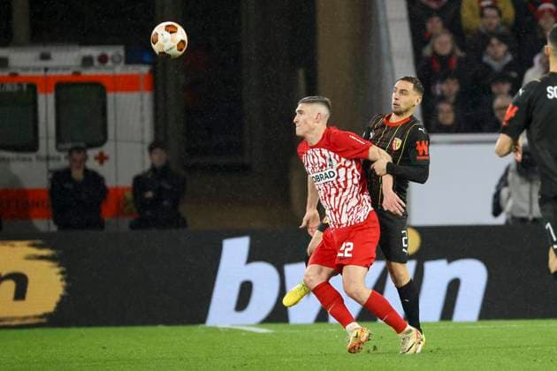 Roland Sallai (SC Freiburg, 22) und Ruben Aguilar (RC Lens, 02) im Kampf um den Ball , Fussball, UEFA Europa League, Play-off 2. Spiel, 2023 2024, SC Freiburg vs. RC Lens, 22.02.2024, Europa-Park Stadion , Freiburg im Breisgau, Deutschland Freiburg im Breisgau Europa-Park Stadion Baden-Wuerttemberg Deutschland Copyright: xGrantxHubbsx