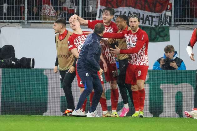 Torjubel SC Freiburg beim 2:2 durch Roland Sallai (SC Freiburg, 22) , Fussball, UEFA Europa League, Play-off 2. Spiel, 2023 2024, SC Freiburg vs. RC Lens, 22.02.2024, Europa-Park Stadion , Freiburg im Breisgau, Deutschland Freiburg im Breisgau Europa-Park Stadion Baden-Wuerttemberg Deutschland Copyright: xGrantxHubbsx