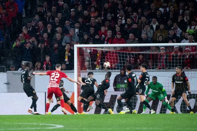 Sport Bilder des Tages Roland Sallai (SC Freiburg, 22) trifft das Tor zum 2:2 Ausgleich, GER, SC Freiburg vs RC Lens, Fussball UEFA Europa League, Playoff Zwischenrunde Rueckspiel, Saison 2023 2024, 22.02.2024 GER, SC Freiburg vs RC Lens, Fussball UEFA Europa League, Playoff Zwischenrunde Rueckspiel, Saison 2023 2024, 22.02.2024 Freiburg Copyright: xEibner-Pressefoto Memmlerx EP_MMR