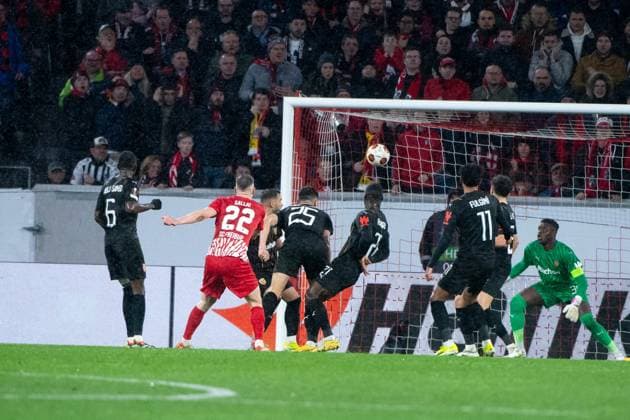 Sport Bilder des Tages Roland Sallai (SC Freiburg, 22) trifft das Tor zum 2:2 Ausgleich, GER, SC Freiburg vs RC Lens, Fussball UEFA Europa League, Playoff Zwischenrunde Rueckspiel, Saison 2023 2024, 22.02.2024 GER, SC Freiburg vs RC Lens, Fussball UEFA Europa League, Playoff Zwischenrunde Rueckspiel, Saison 2023 2024, 22.02.2024 Freiburg Copyright: xEibner-Pressefoto Memmlerx EP_MMR