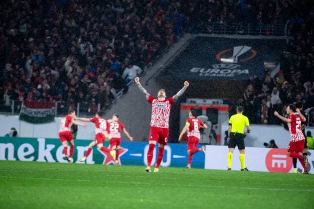 Lukas Kuebler (SC Freiburg, 17) und Team jubeln ueber das Tor zum 2:2, GER, SC Freiburg vs RC Lens, Fussball UEFA Europa League, Playoff Zwischenrunde Rueckspiel, Saison 2023 2024, 22.02.2024 GER, SC Freiburg vs RC Lens, Fussball UEFA Europa League, Playoff Zwischenrunde Rueckspiel, Saison 2023 2024, 22.02.2024 Freiburg Copyright: xEibner-Pressefoto Memmlerx EP_MMR