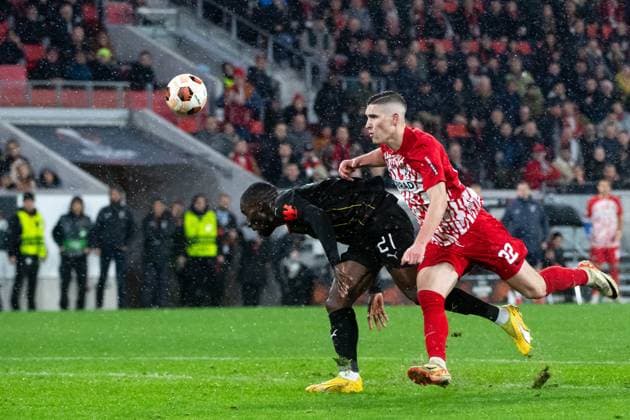 Roland Sallai (SC Freiburg, 22) im Zweikampf mit Massadio Haidara (RC Lens, 21), GER, SC Freiburg vs RC Lens, Fussball UEFA Europa League, Playoff Zwischenrunde Rueckspiel, Saison 2023 2024, 22.02.2024 GER, SC Freiburg vs RC Lens, Fussball UEFA Europa League, Playoff Zwischenrunde Rueckspiel, Saison 2023 2024, 22.02.2024 Freiburg Copyright: xEibner-Pressefoto Memmlerx EP_MMR