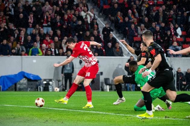 Michael Gregoritsch (SC Freiburg, 38) trifft das Tor zum 3:2 im Zweikampf mit Brice Samba (RC Lens, 30), GER, SC Freiburg vs RC Lens, Fussball UEFA Europa League, Playoff Zwischenrunde Rueckspiel, Saison 2023 2024, 22.02.2024 GER, SC Freiburg vs RC Lens, Fussball UEFA Europa League, Playoff Zwischenrunde Rueckspiel, Saison 2023 2024, 22.02.2024 Freiburg Copyright: xEibner-Pressefoto Memmlerx EP_MMR