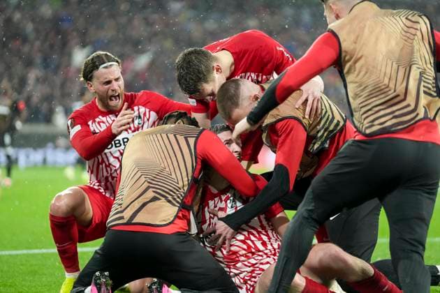 Sport Bilder des Tages Torjubel SC Freiburg beim 2:2 durch Roland Sallai (SC Freiburg, 22) , Fussball, UEFA Europa League, Play-off 2. Spiel, 2023 2024, SC Freiburg vs. RC Lens, 22.02.2024, Europa-Park Stadion , Freiburg im Breisgau, Deutschland Freiburg im Breisgau Europa-Park Stadion Baden-Wuerttemberg Deutschland Copyright: xArnexAmbergx