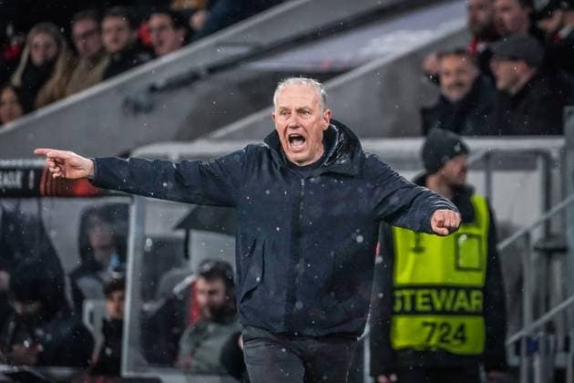 Christian Streich (SC Freiburg, Trainer), Geste, Gestik, gestikuliert , Fussball, UEFA Europa League, Play-off 2. Spiel, 2023 2024, SC Freiburg vs. RC Lens, 22.02.2024, Europa-Park Stadion , Freiburg im Breisgau, Deutschland Freiburg im Breisgau Europa-Park Stadion Baden-Wuerttemberg Deutschland Copyright: xJoeranxSteinsiekx