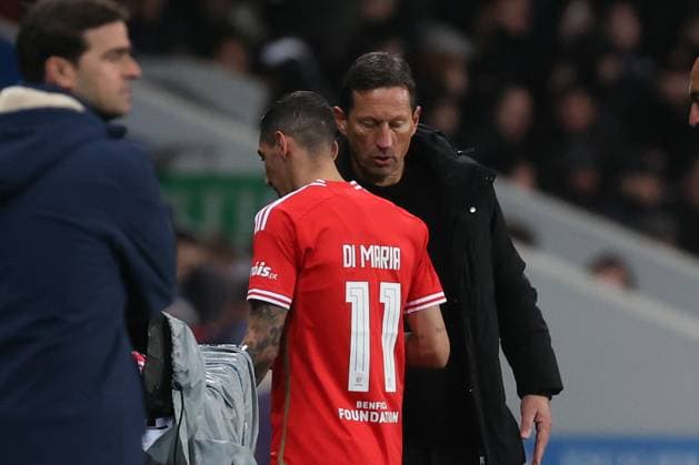 Sport Bilder des Tages Toulouse - Stadium de Toulouse, 22.02.2024 UEFA Europa League Play-off Toulouse FC - S.L.Benfica v.l., Trainer Angel di Maria (S.L.Benfica), enttaeuscht, enttaeuscht schauend, dissapointed, traurig, frustiert, frust, gefrustet wird ausgewechselt, Head Coach Roger Schmidt (S.L.Benfica), Copyright: JoaquimxFerreira