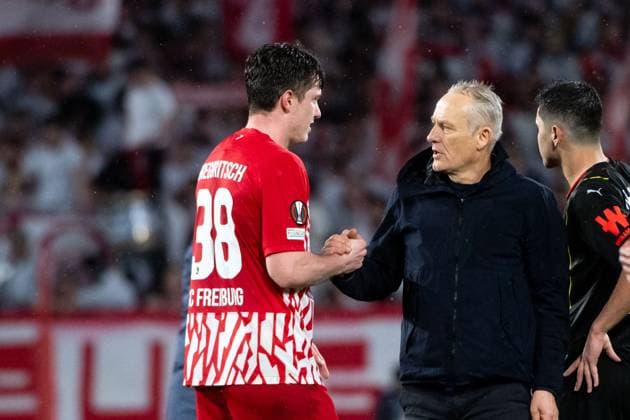 Michael Gregoritsch (SC Freiburg, 38), Christian Streich (SC Freiburg, Trainer) jubeln ueber den Sieg, GER, SC Freiburg vs RC Lens, Fussball UEFA Europa League, Playoff Zwischenrunde Rueckspiel, Saison 2023 2024, 22.02.2024 GER, SC Freiburg vs RC Lens, Fussball UEFA Europa League, Playoff Zwischenrunde Rueckspiel, Saison 2023 2024, 22.02.2024 Freiburg Copyright: xEibner-Pressefoto Memmlerx EP_MMR