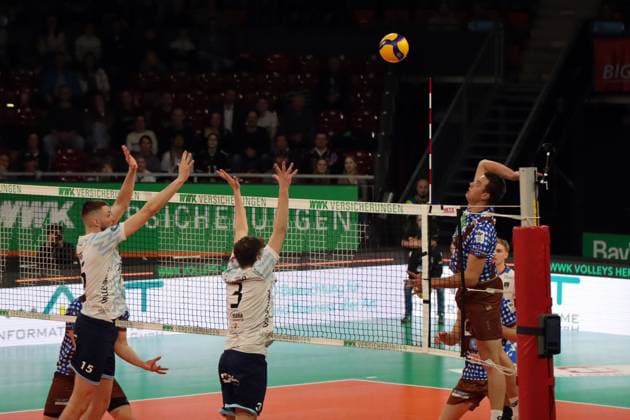 Volleyball Bundesliga Herren, WWK Volleys Herrsching vs. ASV Dachau, 23.02.2024 Volleyball Bundesliga Herren, WWK Volleys Herrsching (blau) vs. ASV Dachau (weiss), Hauptrunde, München, 23.02.2024 Bild: Angriff Jonas Kaminski ( 8, WWK Volleys Herrsching) gegen Block Dachau, Fabian Suck ( 15, ASV Dachau), Moritz Gärtner ( 3, ASV Dachau) Copyright: xBEAUTIFULxSPORTS NilsxKoepkex