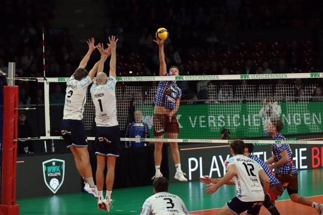 Volleyball Bundesliga Herren, WWK Volleys Herrsching vs. ASV Dachau, 23.02.2024 Volleyball Bundesliga Herren, WWK Volleys Herrsching (blau) vs. ASV Dachau (weiss), Hauptrunde, München, 23.02.2024 Bild: Angriff Jonas Kaminski ( 8, WWK Volleys Herrsching) gegen Patrick Rupprecht ( 9, ASV Dachau), Iven Fietje Ferch ( 1, ASV Dachau) Copyright: xBEAUTIFULxSPORTS NilsxKoepkex