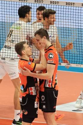 DEU, DVV, 1.VBL, BR Volleys vs. SVG Lueneburg, 24.02.2024, Max-Schmeling-Halle, Berlin, DEU, DVV, 1.VBL, BR Volleys vs. SVG Lueneburg, im Bild Johannes Tille (BR Volleys 6), Timo Tammemaa (BR Volleys 4), Lueneburger-Spielerkreis Foto: Juergen Engler nordphoto GmbH
