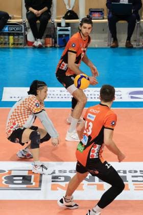 DEU, DVV, 1.VBL, BR Volleys vs. SVG Lueneburg, 24.02.2024, Max-Schmeling-Halle, Berlin, DEU, DVV, 1.VBL, BR Volleys vs. SVG Lueneburg, im Bild Ballannahme von Satoshi Tsuiki (BR Volleys 2), Timothee Carle (BR Volleys 9), Ruben Schott (BR Volleys 13) Foto: Juergen Engler nordphoto GmbH