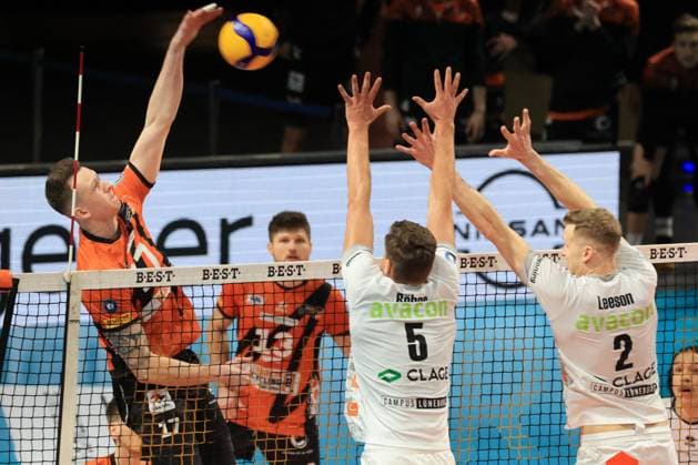 DEU, DVV, 1.VBL, BR Volleys vs. SVG Lueneburg, 24.02.2024, Max-Schmeling-Halle, Berlin, DEU, DVV, 1.VBL, BR Volleys vs. SVG Lueneburg, im Bild Marek Sotola (BR Volleys 17), Erik Roehrs (Lueneburg 5), Blake Leeson (Lueneburg 2) Foto: Juergen Engler nordphoto GmbH