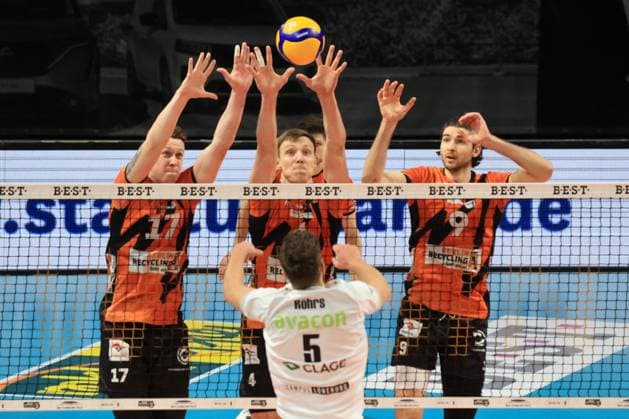 DEU, DVV, 1.VBL, BR Volleys vs. SVG Lueneburg, 24.02.2024, Max-Schmeling-Halle, Berlin, DEU, DVV, 1.VBL, BR Volleys vs. SVG Lueneburg, im Bild Marek Sotola (BR Volleys 17), Timo Tammemaa (BR Volleys 4), Timothee Carle (BR Volleys 9), Erik Roehrs (Lueneburg 5) Foto: Juergen Engler nordphoto GmbH