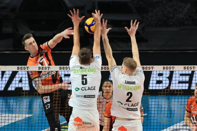 DEU, DVV, 1.VBL, BR Volleys vs. SVG Lueneburg, 24.02.2024, Max-Schmeling-Halle, Berlin, DEU, DVV, 1.VBL, BR Volleys vs. SVG Lueneburg, im Bild Marek Sotola (BR Volleys 17), Erik Roehrs (Lueneburg 5), Blake Leeson (Lueneburg 2) Foto: Juergen Engler nordphoto GmbH