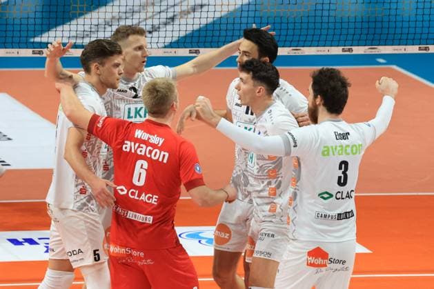 DEU, DVV, 1.VBL, BR Volleys vs. SVG Lueneburg, 24.02.2024, Max-Schmeling-Halle, Berlin, DEU, DVV, 1.VBL, BR Volleys vs. SVG Lueneburg, im Bild Lueneburger-Spielerkreis Foto: Juergen Engler nordphoto GmbH